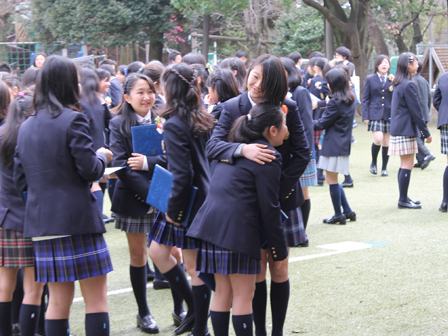 終了後に涙する卒業生たち