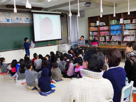 発表中は緊張していた１年生も、発表後の保護者の拍手でにっこり笑顔。