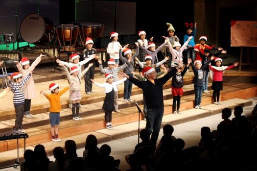 お揃いのサンタの帽子で歌った 「クリスマスがやってくる」