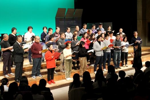 児童発表の13日限定、教職員合唱。 子どもたちからの手拍子に大盛り上がり♪ 	