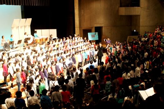 全校児童による合唱「絆」♪ 講堂全体に歌声が響き渡りました