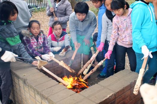 好きなトッピングのカラフルな棒まきパン。学校のかまどでアツアツに焼きあがりました。