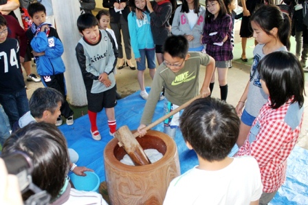 元気に「よいしょ」ともちつき。みんなで作ったつきたてのおもちは美味しそう。