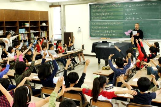 手話で「翼をください」に挑戦。手の動きや表情で言葉の一つ一つを表現します。