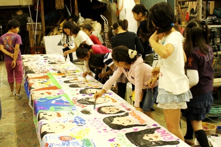 ジャンボお絵描き。１枚の紙に描かれた子供たちの表情はどれも笑顔♪