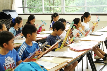 お手製の三線で沖縄メドレーを演奏。沖縄言葉の意味も学びました