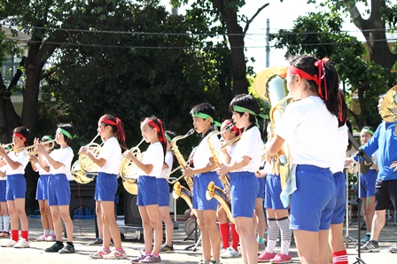 ブラスバンド部のファンファーレで運動会がはじまりました。