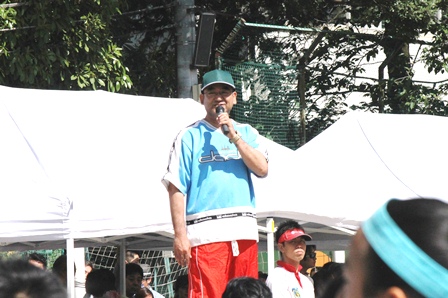 加藤校長、よく見ると青、赤、緑の3色とも身に着けています。頑張るこどもたちみんなを応援！