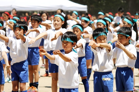 準備体操は初等学校オリジナルの「成城体操」。入学して1か月ほどの1年生もきちんと覚えて体操できました。