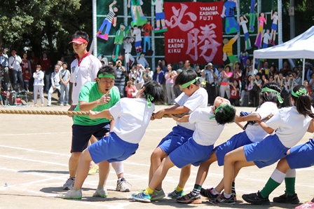 5，6年生の綱引き。先生からの熱い応援を受け、いつも以上の力が出ます。