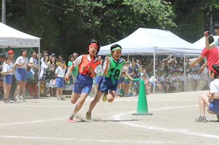 大逆転なるか!?最終種目の男子選抜リレーは激しいデッドヒートが繰り広げられました。