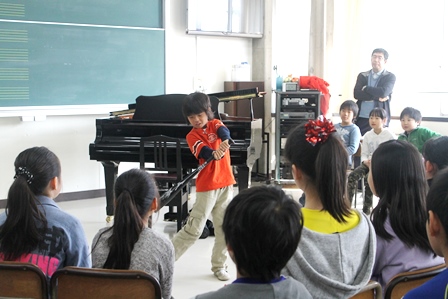 学習発表会でバッティングの良いお手本と悪い見本を披露。見ている方も真剣。