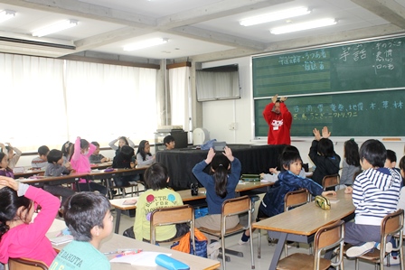 手話の特別授業でウサギの手話を実践しているところ。手を返すと「犬」を表すと聞き、驚きの声が。