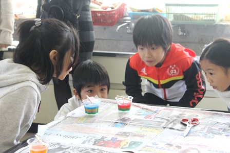 理科室でキャンドル作り。きれいなグラデーションになっているか、横から見て確認！	