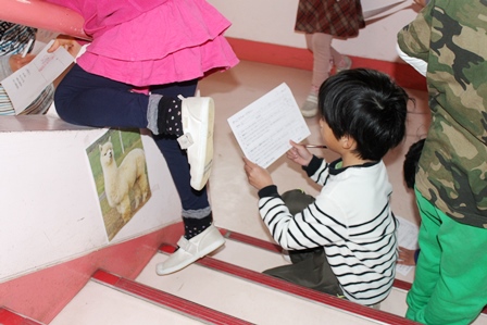 学内ウォークラリー。「ピンクの階段に動物…あった！これアルパカだっけ？」