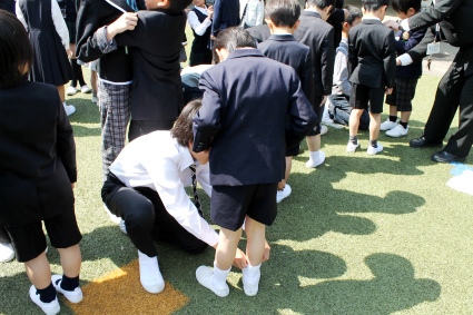 「靴下、下がっちゃってるよ！直してあげるね。」6年生が身だしなみチェック。