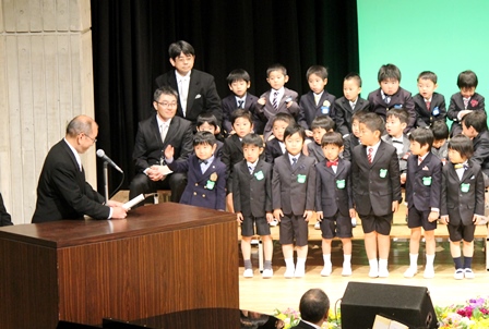 一人ひとり名前を呼ばれたら手を挙げて元気よく返事。