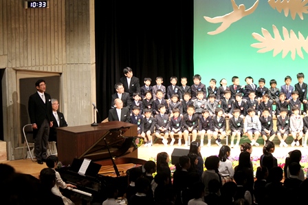 歌で歓迎の意を表すのが初等学校流。加藤校長も一緒に歌いました。