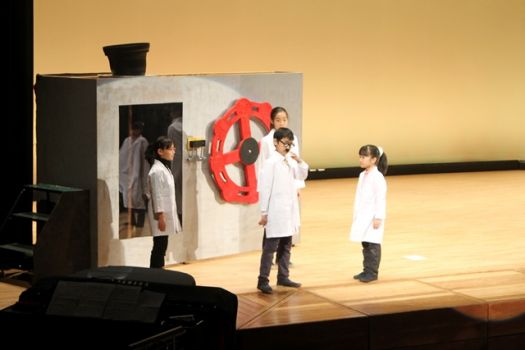 いくつかのお話を一緒に入ると、ミックスされて1つのお話になってしまう機械「昔ばなしミキサー」。どんなお話になるのかな？