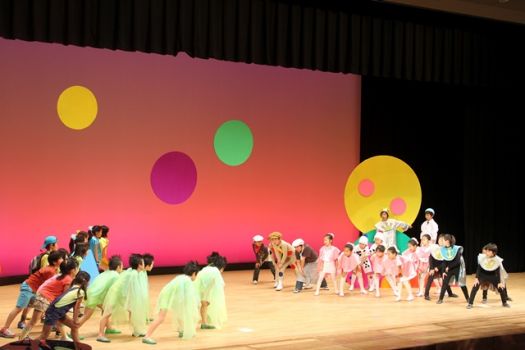 初めての劇の会参加となった3年生の「形はみんな友達だ」。一生懸命大きな声で歌った劇中歌、かわいい踊りも披露されました。