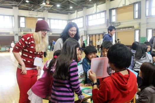 英語でヒントをもらってどの先生の昔の写真か当てる‘Teacher Quiz’