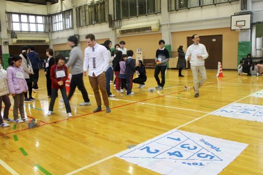 グループメンバーがBean Bagを投げて、点数を合計20にする‘Beanbag Throw’ 1点足りなくて思わず、‘One more chance, please!!’