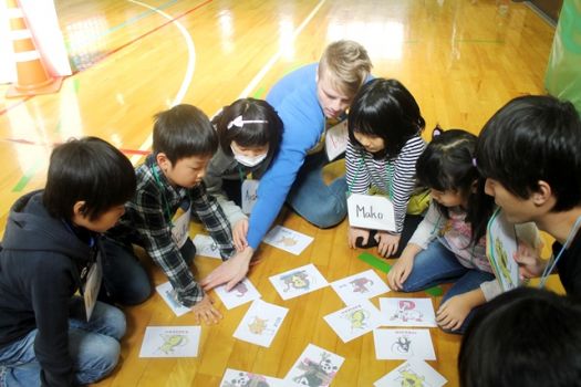 英語で動物の説明を聞き、あてはまるカードを探して取る‘Animal Catch’ 同じカードに何人もの手が伸び、聞こえてきたのは ‘Rook ,Scissors, Paper! 1, 2, 3! ’