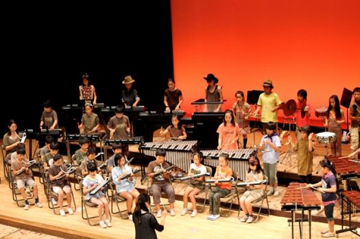 映画「インディー・ジョーンズ」の主題歌・レイダース・マーチを演奏した5年柳組。