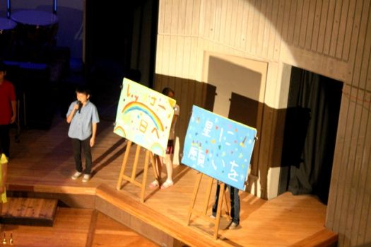 曲紹介のプラカードも児童たちの手作り。