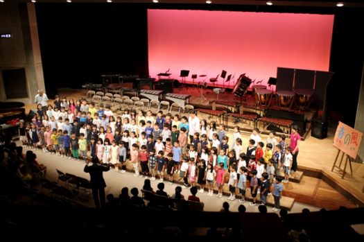 初めての音楽の会で練習の成果を出し切った1年生