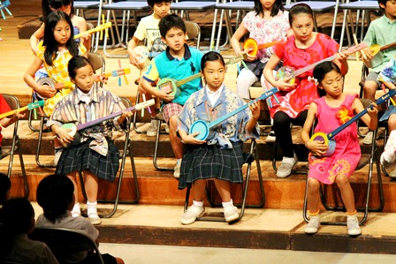 三線で沖縄の歌を演奏。この三線、なんと子どもたちお手製！