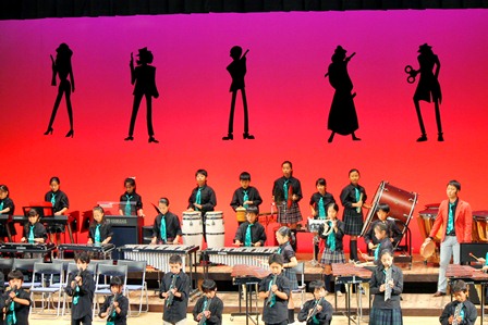 黒シャツにお揃いの緑のネクタイ、登場人物をかたどったオブジェで舞台を飾り「ルパン三世」のテーマを演奏。ん？本物のルパンが…いる？？