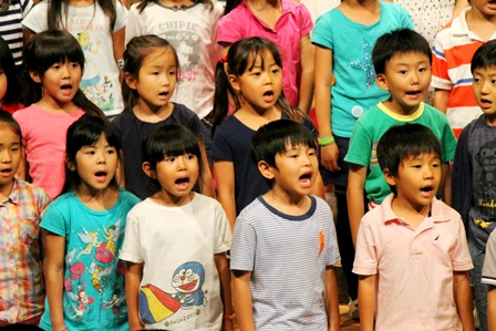 初めて音楽の会に参加した1年生。大きな口をあけて力いっぱい歌いました。