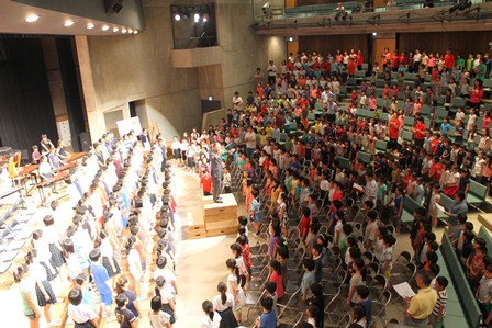 締めくくりの全校合唱。講堂を包み込む歌声は圧巻の迫力。