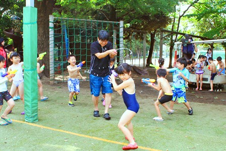 先生も一緒に水鉄砲や水風船で水遊び！