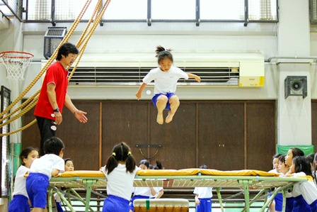 体育館ではトランポリン体験。「すごーい！たかーい！！」