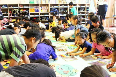 自分の写真を貼ったり、お絵描きしたりして、1枚の大きな絵を作ります。