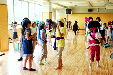 劇の会に向けて練習をしていたクラスは、この日初の衣装合わせ。役へのなりきり度がアップ！！