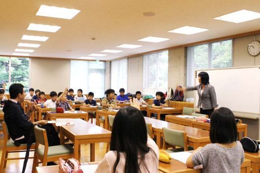 国語の授業では「パラドックスを解釈する」という一見難しいテーマに挑戦。自分でパラドックスとなっている文章を作って発表すると、オリジナリティあふれるものがたくさん出てきた。