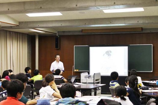 社会の授業は、プリントに括弧があって、キーワードを穴埋めして暗記して…だけではない！化政文化の代表作「東海道中膝栗毛」の文章を読み合わせや東洲斎写楽や喜多川歌麿の作品を丁寧に解説してもらい、歴史のおもしろさを実感。