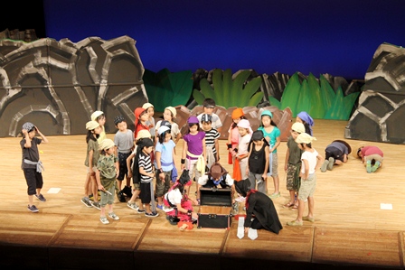 ついに宝を奪った海賊たち。 さて、その中身は…？