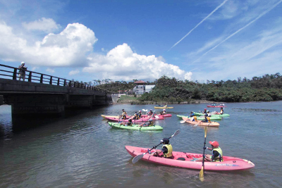 沖縄の風に吹かれて　　——５年生が夏の学校に参加しました——