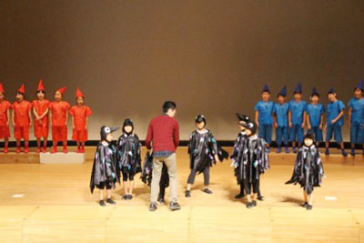 舞台の上で細かく指導