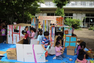 いろいろな材料でダンボールハウス作り！