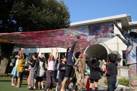 出来上がった絵を光にかざすと…キレイ！！