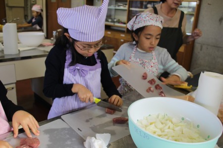 「左手は猫の手に！」という注意を守って、包丁を使う2年生