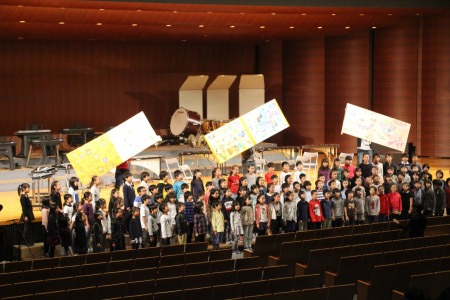 「ビューティフル・ネーム」を歌った3年生は、先生が子どもたち全員の名前を書いたボードを掲げてくれました