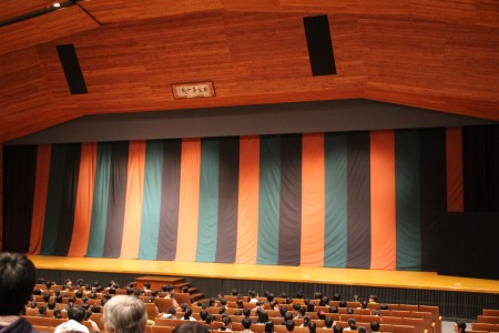 記念講堂の舞台に掛かっていた定式幕を見て、子どもたちは「今日は歌舞伎？」とワクワク