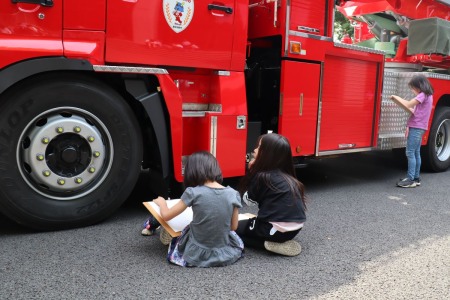 近くまで寄って、ネジの多さなど、消防車の細かいところを観察