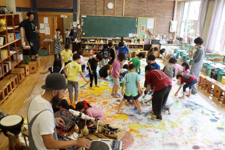 松組は生演奏のリズムに乗りながら、手や足に絵の具をつけて大胆なお絵描き